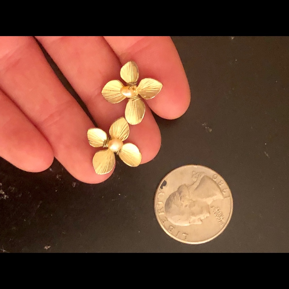 Hawaii stud flower earrings - Picture 1 of 3